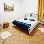 Royal 5* Mansion Near Square *