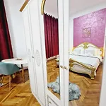 Royal 5* Mansion Near Square
