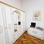 Royal 5* Mansion Near Square