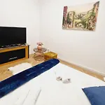 Royal 5* Mansion Near Square