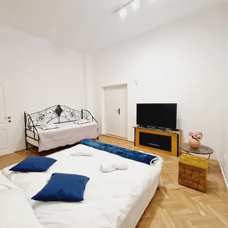 Royal 5* Mansion Near Square * كلوج-نابوكا