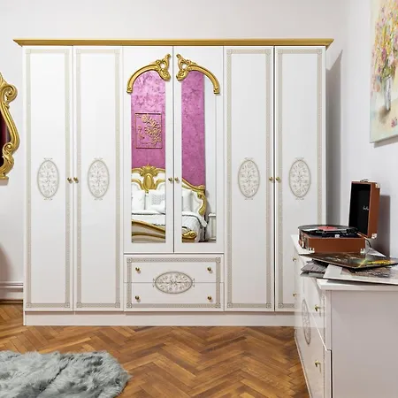 Royal 5* Mansion Near Square *