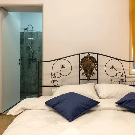 Royal 5* Mansion Near Square