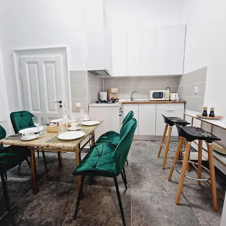 Royal 5* Mansion Near Square *