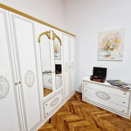 Royal 5* Mansion Near Square