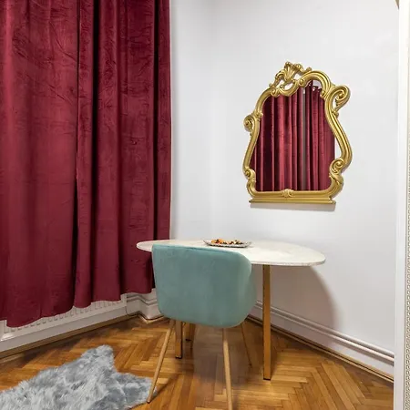 Royal 5* Mansion Near Square * Kaloşvar