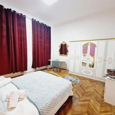 Royal 5* Mansion Near Square Willa *
