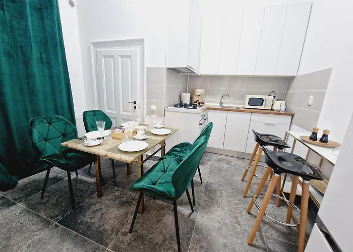 Royal 5* Mansion Near Square Vila