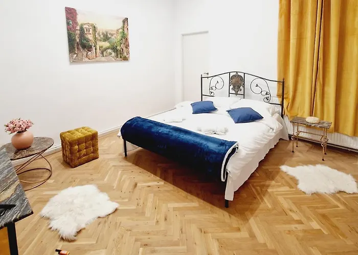 Royal 5* Mansion Near Square *