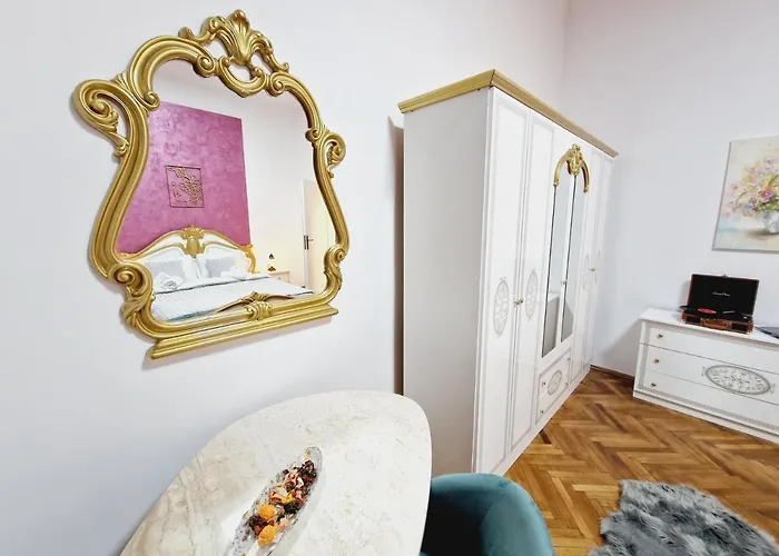 Royal 5* Mansion Near Square *