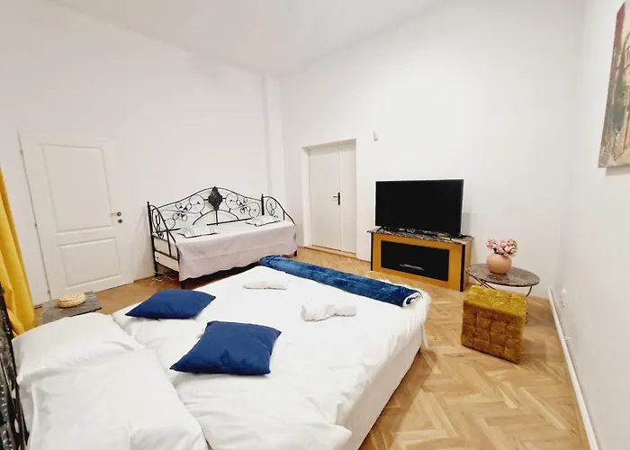 Vila Royal 5* Mansion Near Square