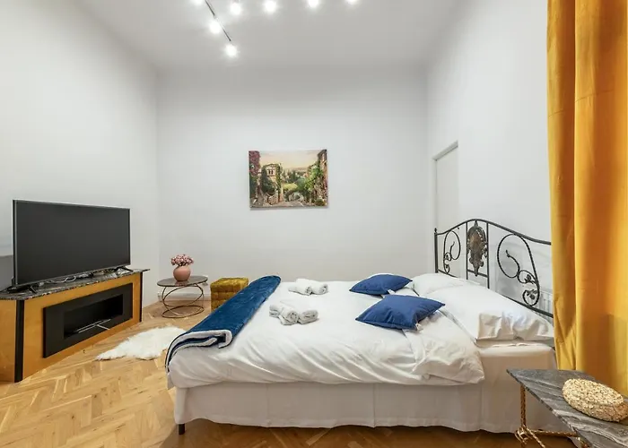 Royal 5* Mansion Near Square