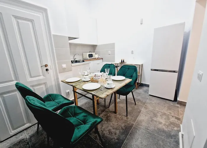 Royal 5* Mansion Near Square Vila *