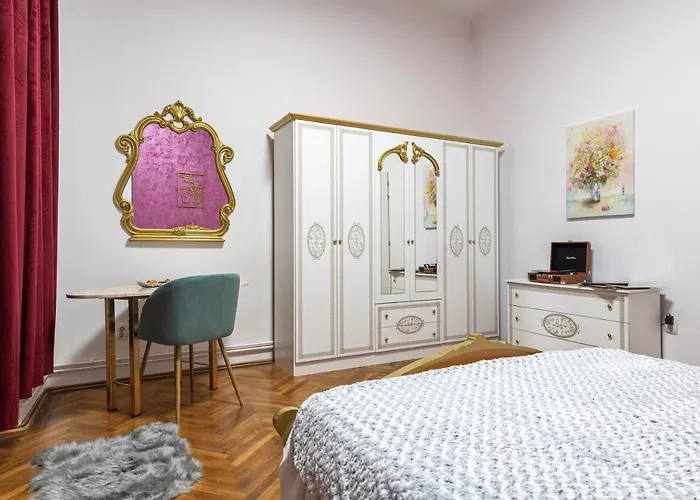 Vila Royal 5* Mansion Near Square