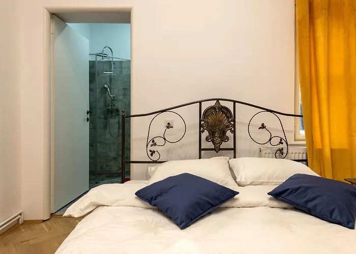 Royal 5* Mansion Near Square