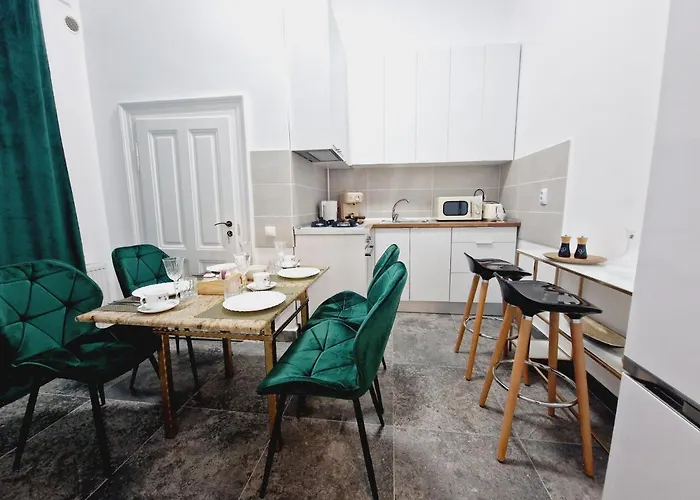 Royal 5* Mansion Near Square *