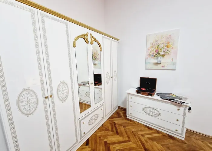 Royal 5* Mansion Near Square