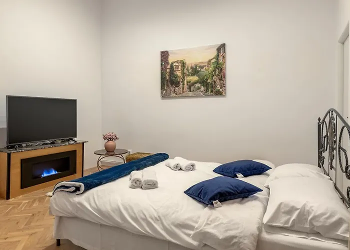 Royal 5* Mansion Near Square Villa